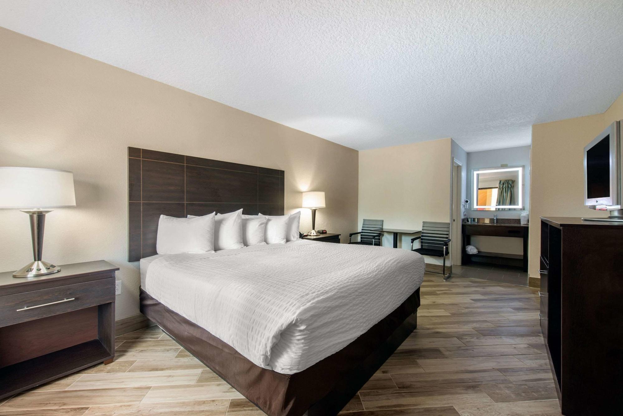 Clarion Inn & Suites Kissimmee-Lake Buena Vista South Exterior photo